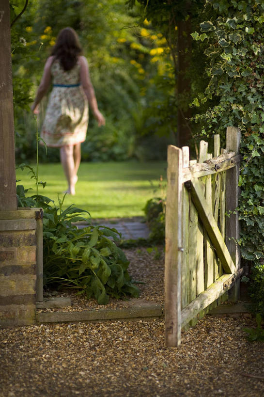 成年人,一个人,竖图,室外,白天,美景,植物,英国,木制,大门,庭院,景观,英格兰,背面,自然,夏天,赤脚,景色,摄影,生活方式,自然风光,女人,步行,彩图,对焦,太阳裙