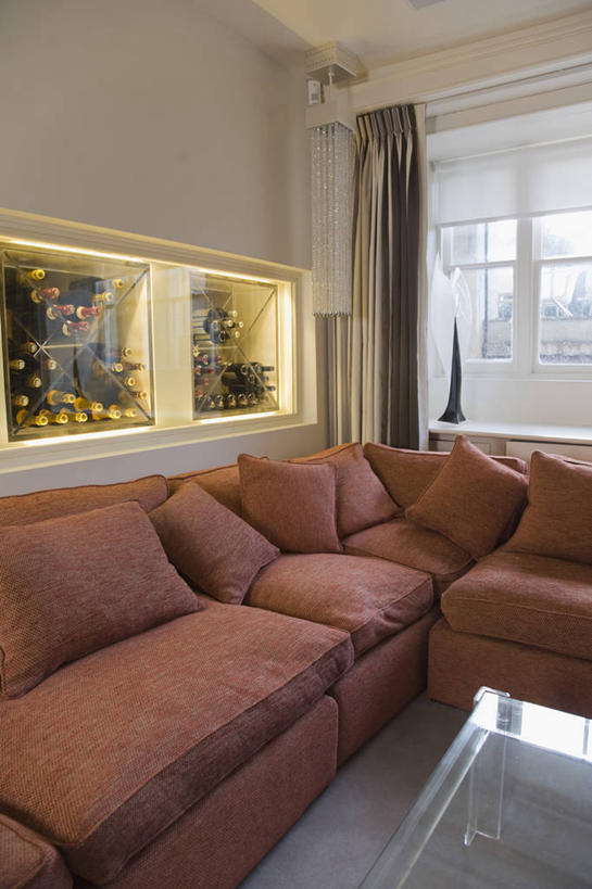 葡萄酒,无人,竖图,室内,白天,家具,沙发,角落,褐色,现代,英格兰,酒瓶,瓶子,容器,箱子,米色,工具箱,摄影,储藏,储存,切尔滕汉姆,彩图,贮存