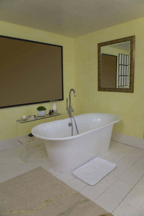 无人,竖图,室内,白天,地板,镜子,浴室,墙,艺术品,现代,英格兰,一个,黄色,白色,米色,浴盆,摄影,影棚,单个,摄影棚,作画,切尔滕汉姆,彩图,影棚拍摄,拍摄