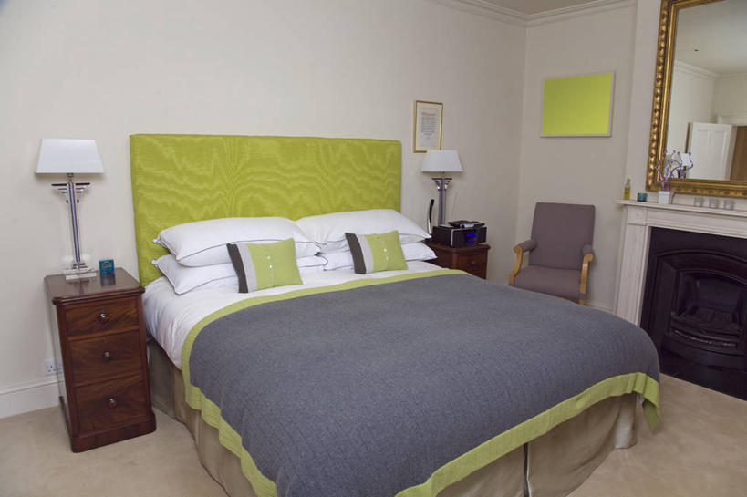 无人,横图,室内,白天,壁炉,床,地板,地毯,镜子,卧室,床上用品,现代,英格兰,灯,绿色,灰色,摄影,软垫,切尔滕汉姆,彩图