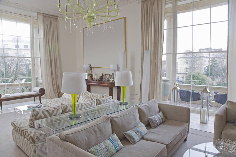 无人,横图,室内,白天,窗帘,地板,地毯,家具,沙发,塑料,亚克力,茶几,现代,英格兰,灯,塑料制品,米色,摄影,起居室,水晶吊灯,亚加力,有机玻璃,式样,切尔滕汉姆,彩图,聚甲基丙烯酸甲酯,热塑性塑料