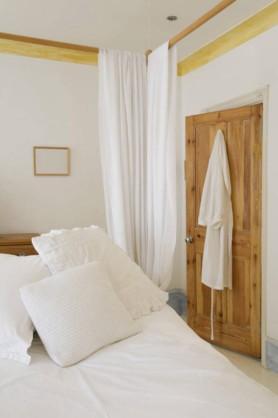 无人,竖图,室内,白天,床,卧室,首都,床上用品,现代,英格兰,白色,枕头,摄影,软垫,彩图,四柱床