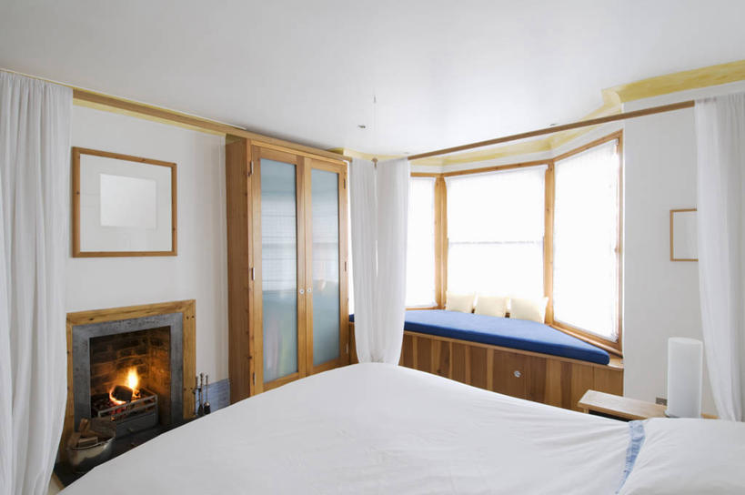 无人,横图,室内,白天,壁炉,床,门,卧室,火,壁橱,首都,燃烧,床上用品,磨砂玻璃,现代,英格兰,白色,容器,箱子,工具箱,摄影,储藏,储存,彩图,贮存,四柱床