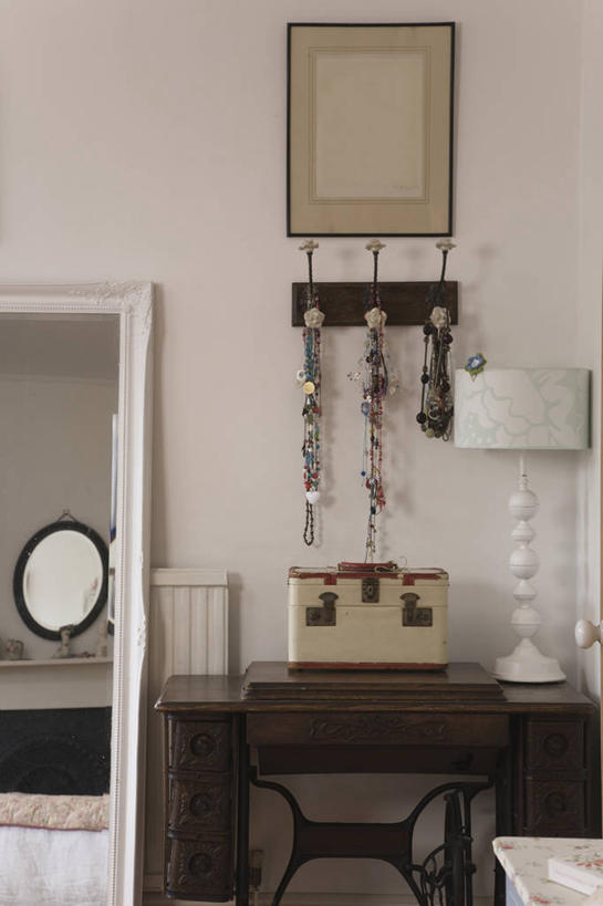 无人,竖图,室内,白天,镜子,设备,书桌,灯,物品,容器,箱子,工具箱,摄影,储藏,缝纫,吊钩,储存,针织品,歌手,彩图,贮存,装裱