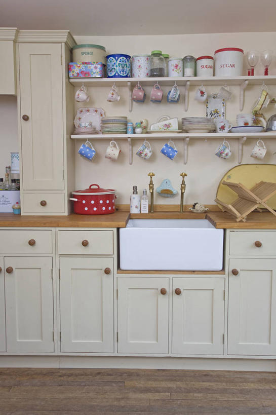 无人,竖图,室内,白天,建材,厨房,地板,建筑,餐具,测量,木制,材料,木板,木材,地面,英格兰,木地板,架子,木柴,容器,箱子,工具箱,摄影,建造,木料,多样,储藏,锡,储存,收集,硬木,切尔滕汉姆,彩图,贮存