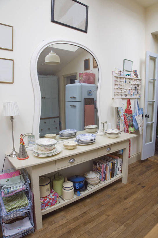 无人,竖图,室内,白天,建材,厨房,地板,镜子,建筑,餐具,装饰,木制,材料,木板,木材,地面,英格兰,木地板,木柴,蓝色,盘子,容器,箱子,工具箱,摄影,建造,木料,储藏,锡,储存,硬木,切尔滕汉姆,彩图,贮存