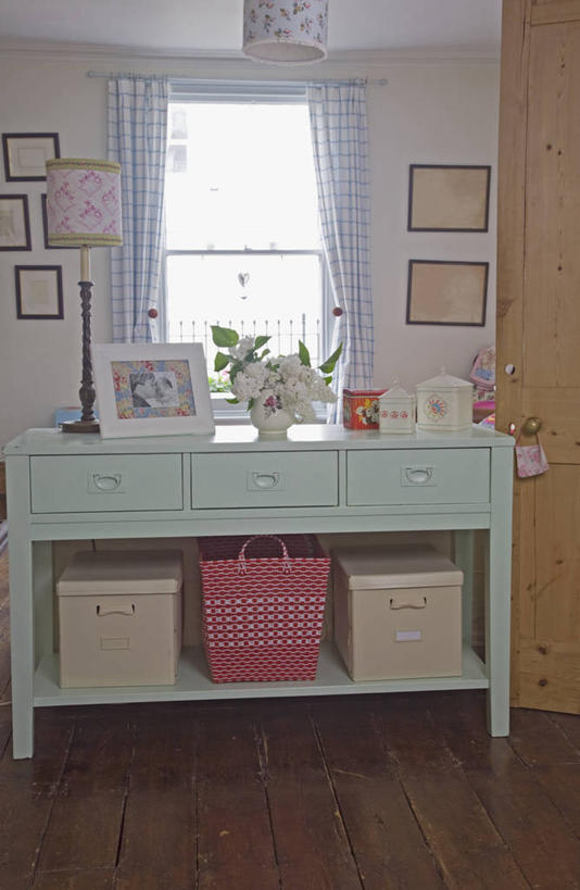 无人,竖图,室内,白天,窗帘,家具,木制,仓库,英格兰,盒子,容器,箱子,工具箱,摄影,储藏,储存,板条箱,切尔滕汉姆,彩图,贮存