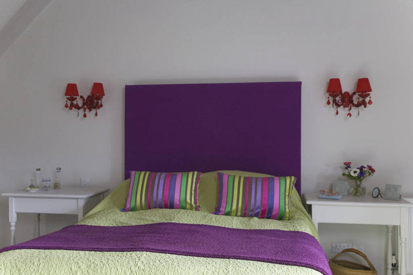 无人,横图,彩色,室内,白天,床,卧室,条纹,床上用品,现代,英格兰,灯,绿色,紫色,摄影,五颜六色,色彩斑斓,五彩缤纷,软垫,五彩斑斓,式样,五光十色,伍斯特郡,彩图,装裱