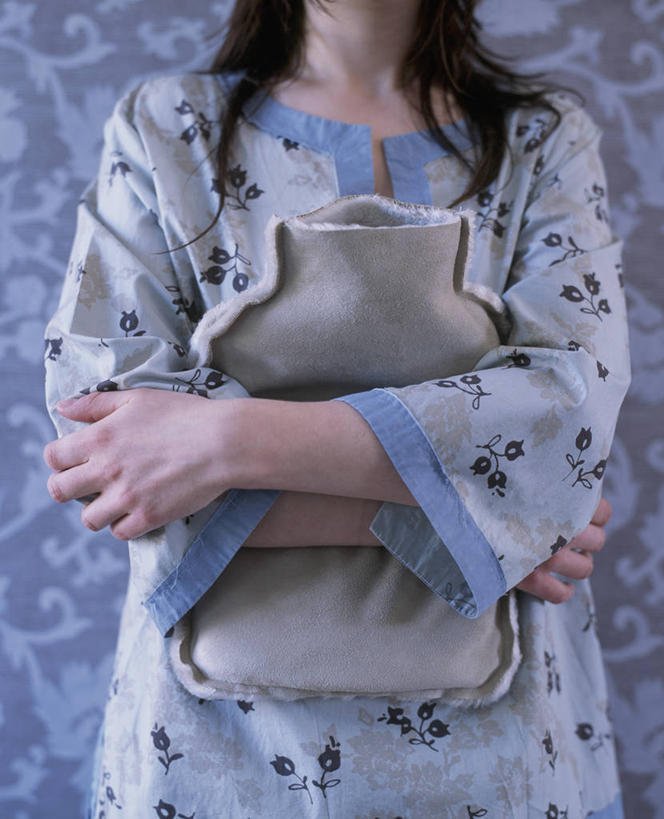 成年人,手,一个人,竖图,室内,白天,卧室,纺织品,仅一个女性,花纹,冬天,热,拿着,现代,英格兰,蓝色,灰色,人体,摄影,生活方式,羊皮,肌理,式样,暖水袋,女人,拥抱,彩图