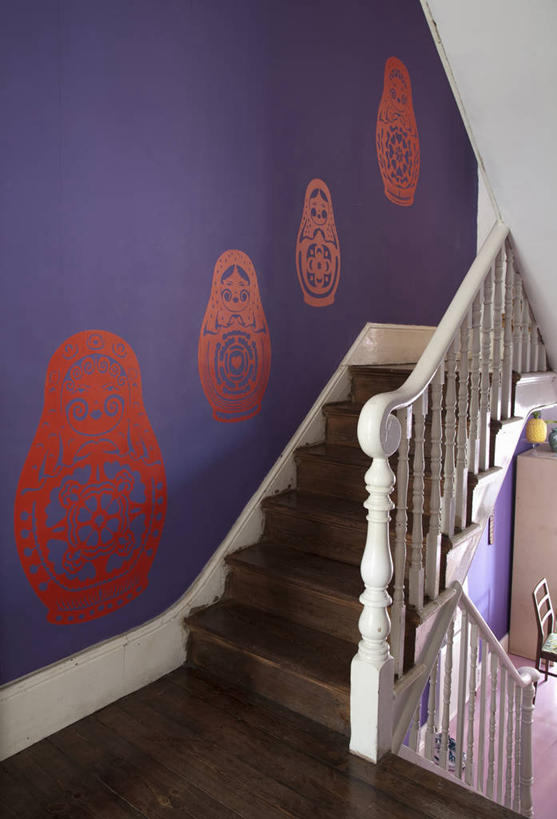 无人,栏杆,竖图,彩色,室内,白天,绘画,建材,地板,楼梯,建筑,艺术,材料,扶手,木板,木材,阶梯,走廊,地面,首都,古典,文化,现代,护栏,英格兰,木地板,壁画,台阶,木柴,红色,紫色,工艺品,品味,摄影,建造,木料,五颜六色,美术,色彩斑斓,高雅,五彩缤纷,俄罗斯套娃,美学,五彩斑斓,式样,硬木,五光十色,彩图