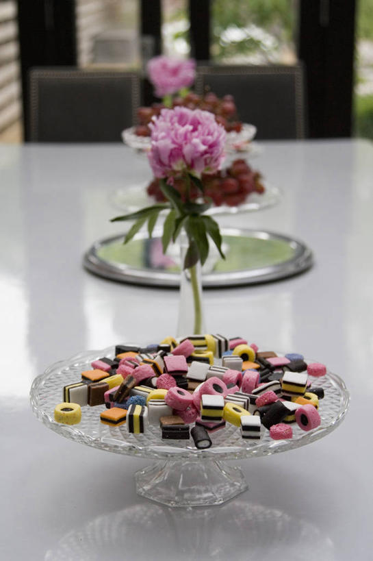 无人,竖图,彩色,室内,白天,餐桌,餐具,装饰,饭厅,食品,糖果,水晶,现代,英格兰,插花,摄影,五颜六色,色彩斑斓,五彩缤纷,甘草糖,五彩斑斓,五光十色,格洛斯特郡,蛋糕台,玻璃杯,彩图