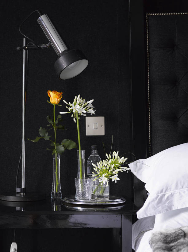 无人,竖图,室内,白天,卧室,金属,现代,英格兰,灯,白色,黑色,插花,床头柜,摄影,格洛斯特郡,彩图
