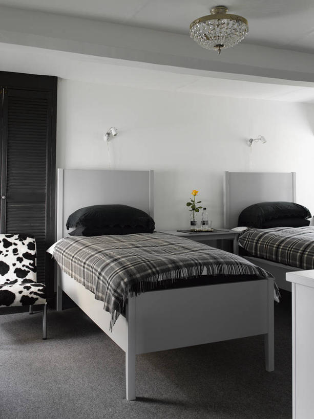 无人,双胞胎,竖图,室内,白天,床,地毯,卧室,现代,英格兰,白色,黑色,灰色,摄影,式样,格洛斯特郡,彩图