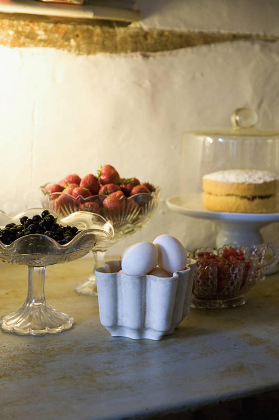 无人,竖图,室内,白天,厨房,静物,餐具,水果,英格兰,碗,摄影,苏塞克斯,蛋糕台,玻璃杯,彩图,蛋糕