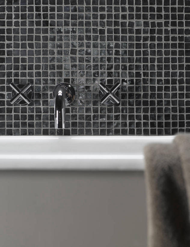 无人,竖图,室内,白天,浴室,花纹,瓷砖,水龙头,图案,墙,现代,英格兰,一个,黑色,灰色,浴盆,摄影,影棚,单个,摄影棚,华贵,铬合金,彩图,影棚拍摄,拍摄,装裱