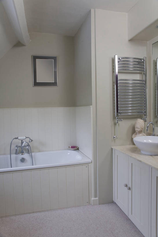 无人,竖图,室内,白天,柜子,浴室,瓷砖,水槽,现代,英格兰,毛巾,米色,浴盆,摄影,彩图,散热器