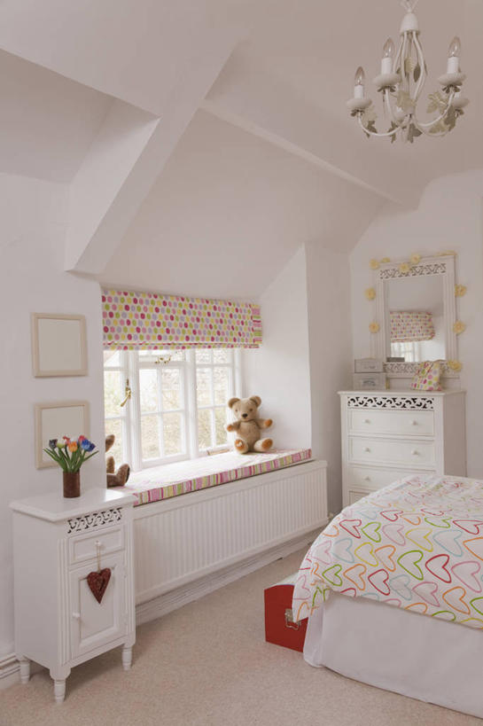 无人,竖图,室内,白天,床,卧室,梳妆台,床上用品,英格兰,白色,容器,箱子,工具箱,摄影,储藏,储存,式样,彩图,贮存,罗马帘