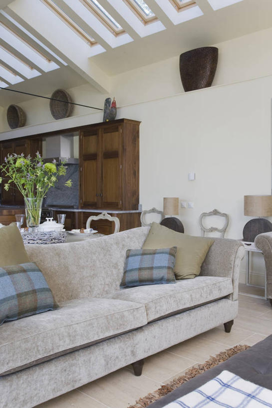 无人,竖图,室内,白天,沙发,现代,英格兰,插花,米色,摄影,起居室,软垫,式样,彩图