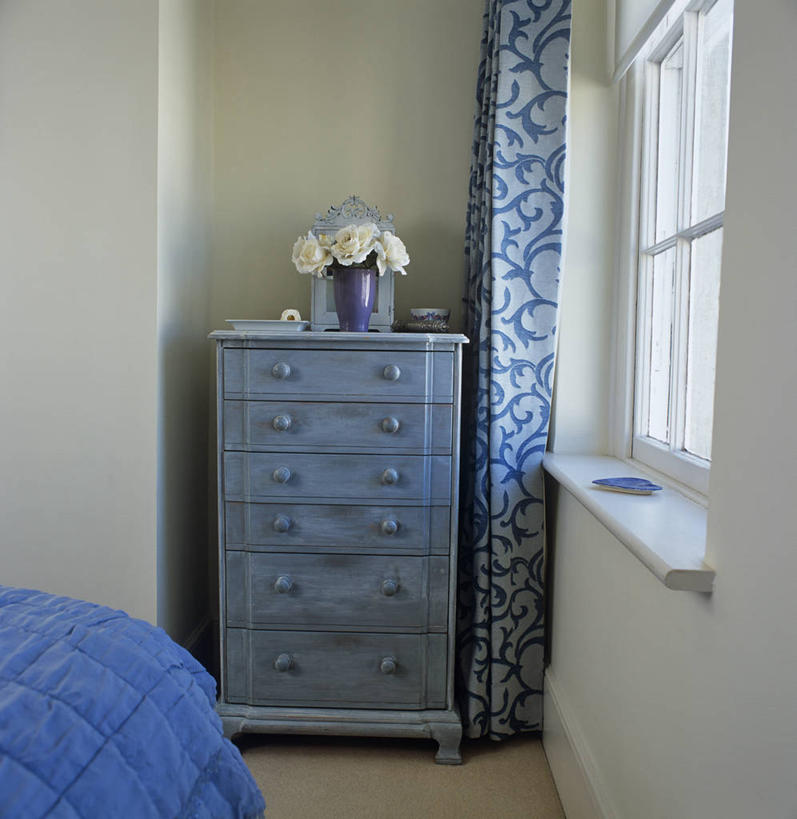 无人,竖图,方图,室内,白天,窗帘,家具,卧室,沮丧,梳妆台,现代,英格兰,蓝色,白色,摄影,式样,彩图