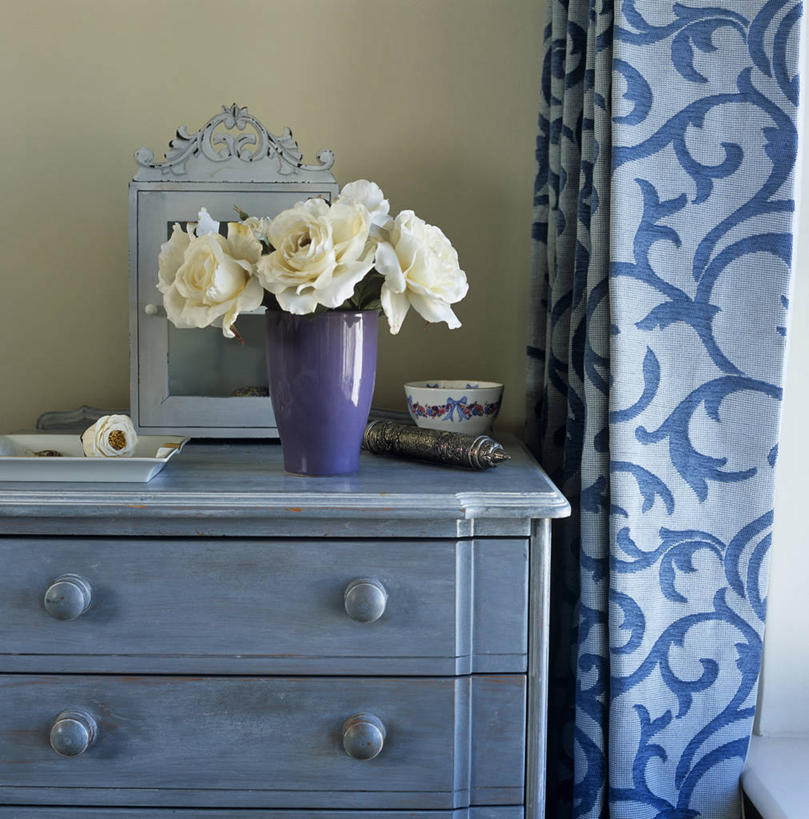 无人,竖图,方图,室内,白天,窗帘,家具,卧室,沮丧,装饰,梳妆台,现代,英格兰,蓝色,白色,插花,摄影,式样,彩图