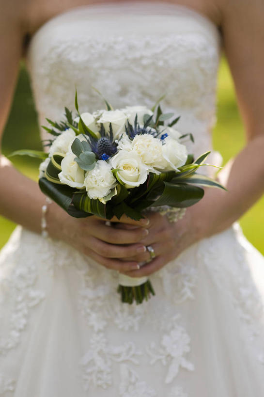 成年人,手,一个人,新娘,竖图,室外,特写,白天,正面,婚礼,美景,植物,玫瑰,英国,仅一个女性,庆祝,景观,拿着,白色,自然,插花,戒指,花束,夏天,景色,人体,摄影,自然风光,荷兰石竹,贡献,开端,女人,彩图