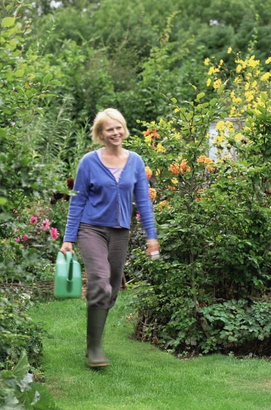 西方人,成年人,头发,一个人,微笑,竖图,室外,白天,运动模糊,欧洲,欧洲人,仅一个女性,喷壶,雨鞋,园艺,图像,休闲装,衣服,夏天,金色,季节,摄影,种族,主题,构图,女人,中年女性,白种人,休闲活动,彩图,时空