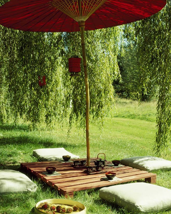 东方人,无人,竖图,室外,白天,草坪,美景,太阳,植物,桌子,餐具,灯笼,伞,庭院,景观,野餐,树荫,饮食,垂柳,座位,草,自然,夏天,景色,放松,摄影,生活方式,保护,自然风光,软垫,休闲活动,彩图,对焦