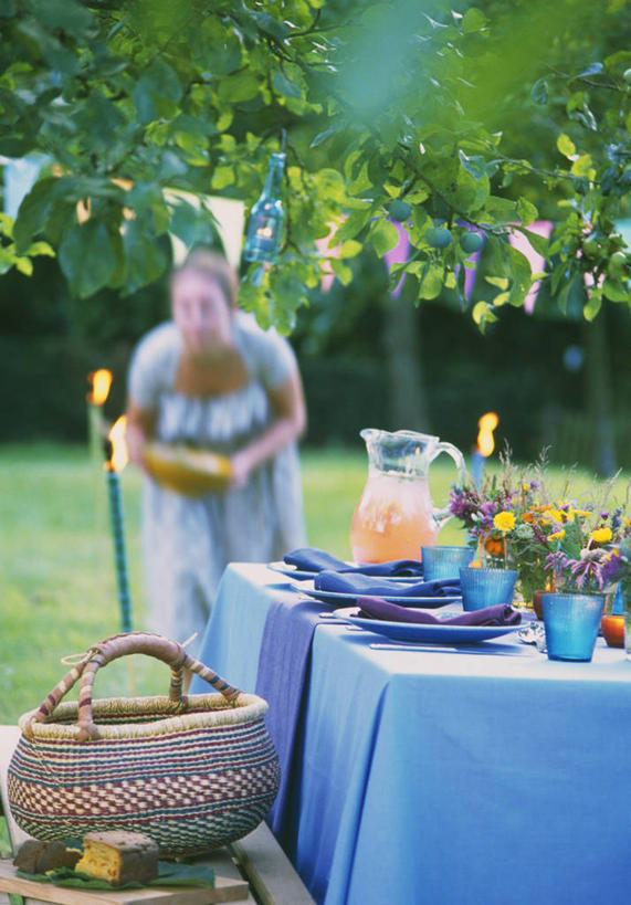 成年人,中年人,一个人,竖图,室外,白天,侧面,美景,植物,桌子,旗帜,蜡烛,仅一个女性,仅一个人,装饰,篮子,庭院,景观,自然,夏天,仅一个中年女性,景色,摄影,生活方式,宴会,自然风光,女人,女性,中年女性,休闲活动,彩图,游园会,对焦