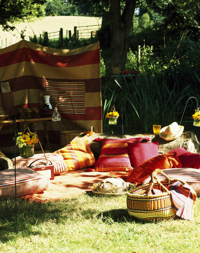 无人,竖图,彩色,室外,白天,美景,植物,地毯,桌子,条纹,饭厅,景观,食品,野餐,树荫,饮食,自然,夏天,自助餐,景色,放松,摄影,生活方式,五颜六色,色彩斑斓,宴会,自然风光,五彩缤纷,软垫,五彩斑斓,五光十色,休闲活动,彩图,游园会