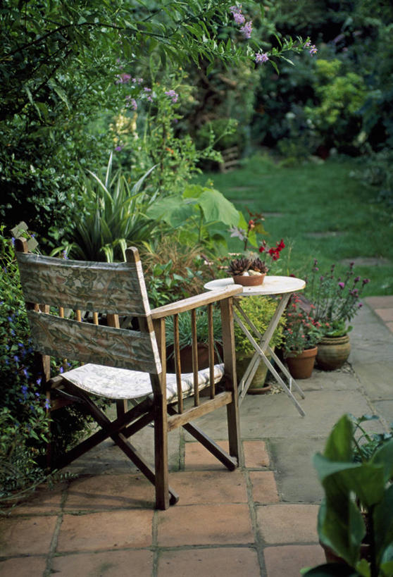 无人,竖图,室外,白天,草坪,美景,植物,家具,桌子,椅子,花盆,木制,花坛,景观,院子,座位,草,花,自然,容器,夏天,景色,摄影,生活方式,多样,自然风光,老板椅,沥青,彩图,对焦