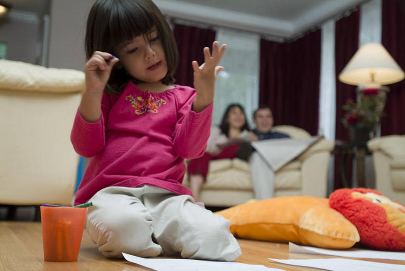 西方人,儿童,中年人,头发,三个人,四个人,人群,家庭,夫妻,父母,母亲,父亲,女儿,儿子,坐,横图,室内,正面,仰视,爱情,纯洁,建材,地板,建筑,报纸,欧洲,欧洲人,计算,材料,木板,木材,地面,教育,浪漫,图像,休闲装,木地板,木柴,小孩,衣服,黑色,概念,温暖,温馨,父子,母子,一家人,调情,恩爱,父爱,可爱,母爱,童年,童趣,读书,恋人,摄影,建造,木料,年龄,和睦,人造,起居室,焦点,种族,着色,近景,主题,视角,童真,烂漫,无邪,绘制,构图,硬木,异性恋,天真,男孩,男人,男性,年轻男性,年轻女性,女孩,女人,女性,中年男性,中年女性,白种人,孩子,年轻人,夫妇,情侣,彩图,低角度拍摄,时空,伴侣,融洽,男生,出版物