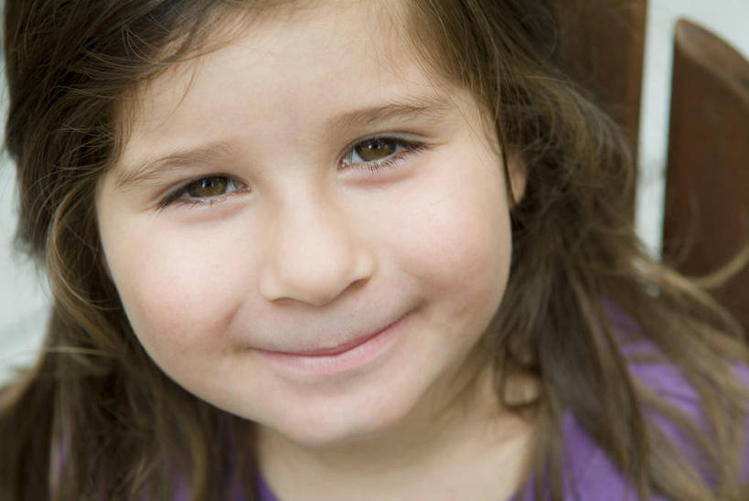 西方人,儿童,脸,头,眼睛,脸颊,眉毛,睫毛,一个人,微笑,横图,室内,特写,白天,快乐,纯洁,欧洲,欧洲人,瞳孔,仅一个女性,仅一个人,图像,休闲装,肩膀,小孩,衣服,绿色,紫色,仅一个小孩,可爱,童年,童趣,人体,眼部,摄影,活动,种族,肖像,童真,烂漫,无邪,构图,天真,女孩,女人,女性,白种人,孩子,头部,睫,脸部,脸蛋,眉,面部,眼,眼睫毛,眼眉,彩图,时空,眼眉毛,女生,哥伦比亚人