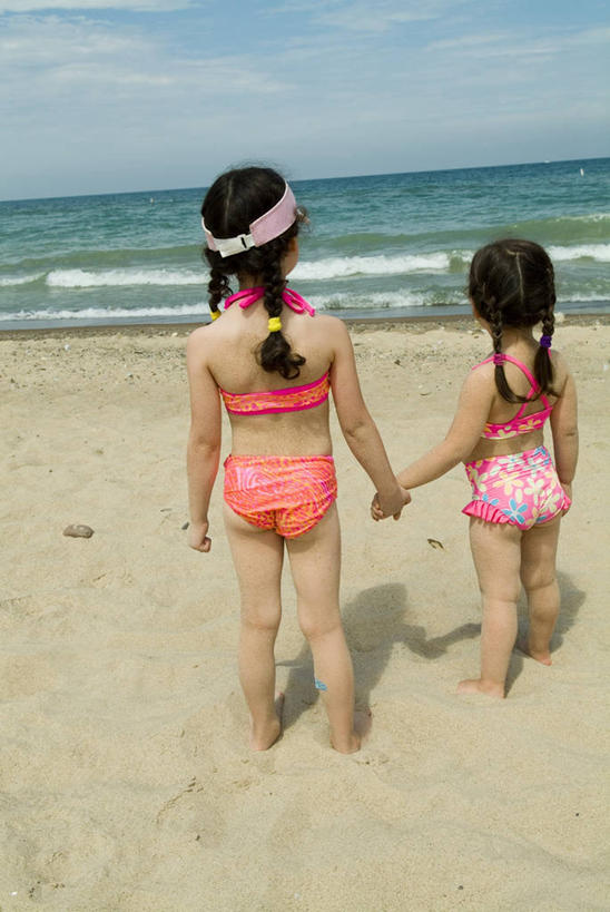 西方人,儿童,一个人,两个人,家庭,姐妹,站,竖图,室外,白天,泳装,旅游,度假,友谊,纯洁,海洋,美景,水,帽子,欧洲,欧洲人,仅一个女性,仅一个人,沙子,头饰,景观,图像,拿着,娱乐,小孩,背面,衣服,自然,夏天,仅一个小孩,享受,休闲,概念,景色,放松,季节,可爱,童年,童趣,摄影,关爱,种族,自然风光,主题,自然现象,视角,童真,烂漫,无邪,构图,天真,信任,女孩,女人,女性,白种人,孩子,海滩,休闲活动,手牵手,彩图,时空,女生,哥伦比亚人