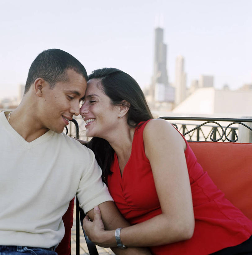 西方人,成年人,中年人,两个人,丈夫,父母,母亲,父亲,坐,微笑,方图,室外,白天,正面,侧面,度假,性感,幸福,热情,美景,阳台,城市风光,城市,欧洲,非洲,黑人,欧洲人,景观,浪漫,图像,拿着,休闲装,娱乐,衣服,红色,手势,享受,休闲,概念,怀孕,景色,放松,摄影,都市风光,种族,近景,多余,视角,婚姻,写实,构图,异性恋,男人,女人,中年男性,中年女性,白种人,非洲人,闭着眼睛,拥抱,半身,彩图,时空,伴侣,打手势