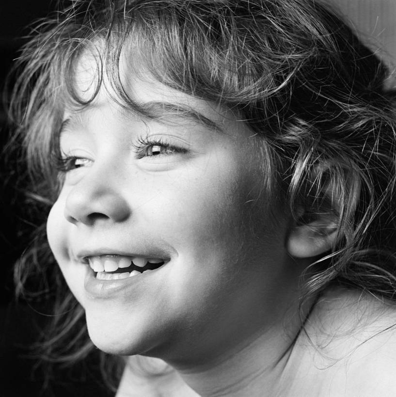 西方人,儿童,脸,头,眼睛,脸颊,一个人,微笑,方图,黑白,室内,特写,侧面,快乐,纯洁,欧洲,欧洲人,瞳孔,仅一个女性,仅一个人,图像,肩膀,小孩,蓝色,仅一个小孩,概念,可爱,童年,童趣,人体,眼部,摄影,希望,灵感,种族,肖像,视角,童真,渴望,烂漫,无邪,前锋,构图,无忧无虑,天真,女孩,女人,女性,白种人,孩子,头部,脸部,脸蛋,面部,眼,影棚拍摄,时空,女生,白色人种,高加索人种,欧罗巴人种,摆拍