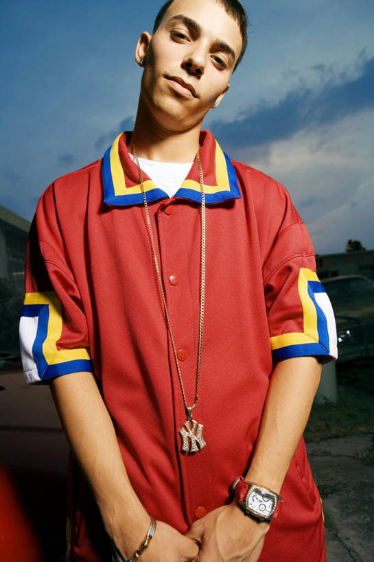 西方人,成年人,一个人,站,竖图,室外,白天,夜晚,正面,仰视,时尚,骄傲,日落,太阳,城市,珠宝,欧洲,非洲,黑人,欧洲人,仅一个男性,仅一个人,光芒,图像,休闲装,仅一个年轻男性,衣服,红色,黄昏,概念,闪耀,摄影,酷,嘻哈,都市风光,种族,主题,肖像,视角,构图,泽西岛,男人,男性,年轻男性,白种人,非洲人,年轻人,半身,彩图,低角度拍摄,时空,英俊,美人,摆拍,态度