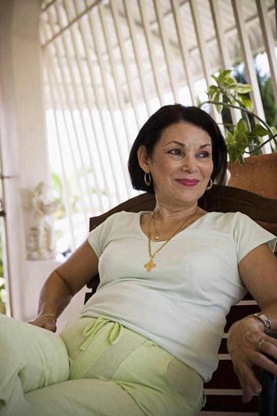 西方人,成年人,老年人,头发,一个人,祖父母,祖母,坐,微笑,竖图,室外,白天,快乐,满意,友谊,阳台,城市,欧洲,非洲,黑人,欧洲人,仅一个女性,仅一个人,图像,休闲装,衣服,绿色,黑色,概念,放松,摄影,仅一个老年女性,都市风光,种族,近景,主题,肖像,构图,老年女性,女人,女性,白种人,非洲人,休闲活动,彩图,门廊,时空