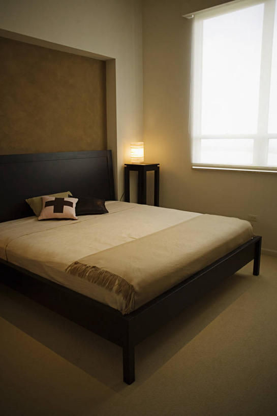 无人,竖图,室内,白天,窗户,床,家具,卧室,建筑,图像,干净,床上用品,现代,灯,床头柜,枕头,摄影,电灯,样板房,风格,主题,构图,书,彩图,时空