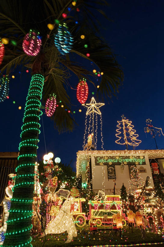 无人,家,竖图,留白,运动模糊,仰视,快乐,建筑,照明,圣诞节,许多,节日,庆祝,装饰,彩灯,光,灯光,光亮,很多,图像,文化,灯,装饰品,蓝色,天空,装饰物,灯具,庆典,概念,摄影,花灯,能源,纪念,电,幽默,华丽,修饰,明亮,照亮,点缀,创造力,享乐,照明设备,主题,饰物,自然现象,视角,圣诞灯,拐杖糖,甘蔗糖,万里无云,衬托,美观,雅致,雅观,构图,休闲活动,彩图,低角度拍摄,法定假日