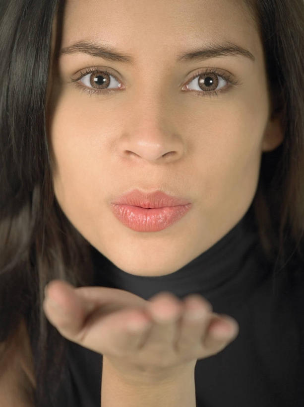 西方人,成年人,脸,头,脸颊,头发,一个人,竖图,室内,特写,正面,时尚,信心,欧洲,欧洲人,仅一个年轻女性,仅一个女性,仅一个人,图像,休闲装,肩膀,衣服,黑色,手势,概念,美女,摄影,种族,主题,肖像,视角,构图,年轻女性,女人,女性,白种人,年轻人,头部,长发,脸部,脸蛋,面部,亲吻,彩图,爱,时空,打手势,飞吻,美人,态度