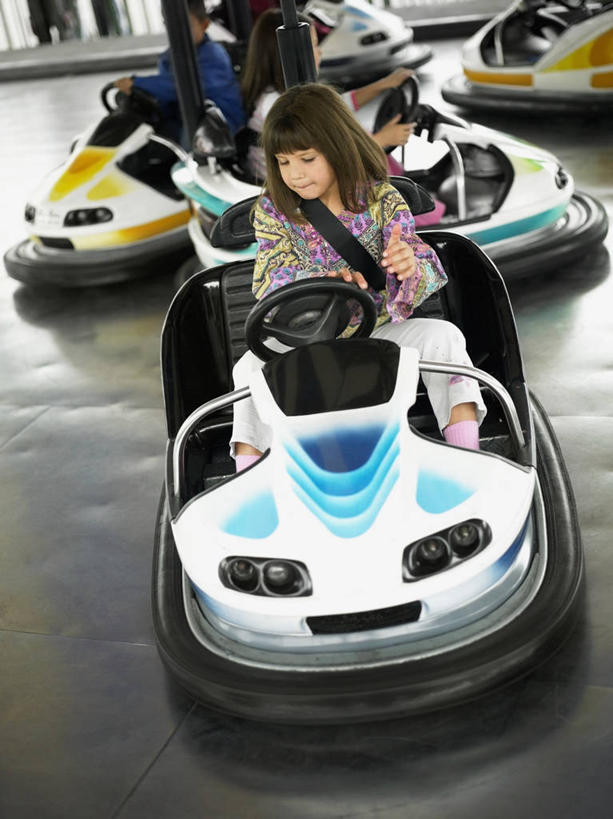 西方人,儿童,一个人,竖图,室外,白天,正面,度假,游戏,幸福,纯洁,欧洲,欧洲人,仅一个女性,仅一个人,反射,玩,图像,注视,休闲装,娱乐,小孩,骑,衣服,方向盘,观察,看,仅一个小孩,骑车,休闲,概念,可爱,童年,童趣,摄影,游乐设施,碰碰车,观看,活动,年龄,察看,享乐,愉悦,发泄,关注,消遣,智力,种族,近景,主题,驾车,视角,汽车部件,童真,烂漫,无邪,宣泄,构图,游艺设施,天真,女孩,女人,女性,白种人,孩子,上装,休闲活动,玩耍,嬉戏,彩图,旅行,时空,女生