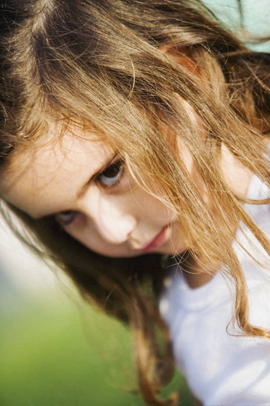西方人,儿童,脸,头,脸颊,一个人,竖图,室外,特写,白天,正面,纯洁,欧洲,欧洲人,仅一个女性,仅一个人,图像,休闲装,肩膀,小孩,衣服,仅一个小孩,概念,思考,可爱,童年,童趣,摄影,年龄,种族,肖像,视角,童真,烂漫,无邪,构图,天真,女孩,女人,女性,白种人,孩子,头部,长发,脸部,脸蛋,面部,上装,彩图,时空,女生