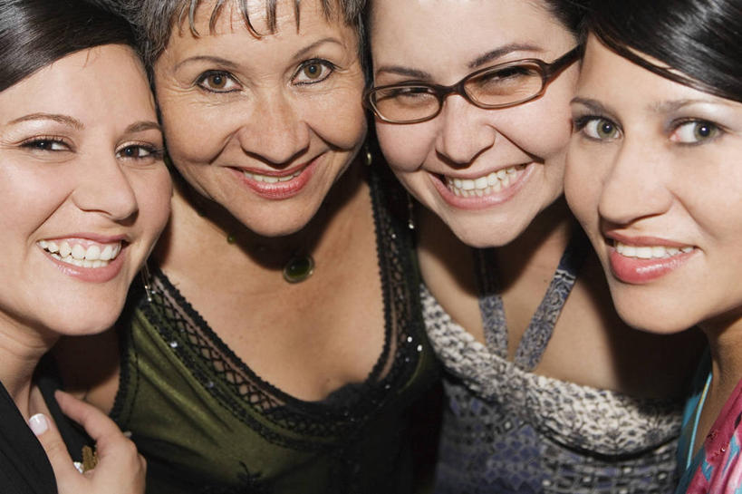 西方人,成年人,中年人,老年人,脸,头,脸颊,头发,四个人,人群,笑,微笑,露齿笑,横图,室内,特写,正面,友谊,幸福,欧洲,欧洲人,眼镜,图像,肩膀,黑色,概念,摄影,种族,肖像,视角,构图,老年女性,年轻女性,女人,中年女性,白种人,年轻人,头部,脸部,脸蛋,面部,外衣,彩图,时空