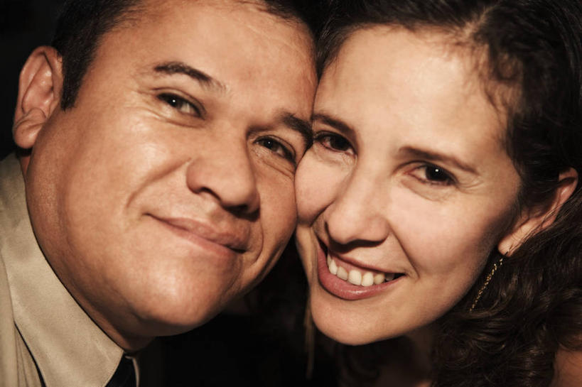 西方人,成年人,中年人,老年人,脸,头,脸颊,两个人,笑,微笑,露齿笑,横图,室内,特写,侧面,友谊,幸福,欧洲,欧洲人,图像,休闲装,肩膀,衣服,概念,摄影,种族,肖像,视角,构图,老年男性,男人,女人,中年女性,白种人,头部,脸部,脸蛋,面部,彩图,时空