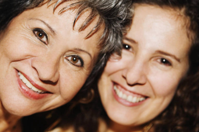 西方人,成年人,中年人,老年人,脸,头,脸颊,头发,两个人,笑,微笑,露齿笑,横图,室内,特写,正面,友谊,幸福,欧洲,欧洲人,图像,肩膀,概念,人体,摄影,种族,肖像,视角,构图,老年女性,女人,中年女性,白种人,头部,脸部,脸蛋,面部,彩图,时空