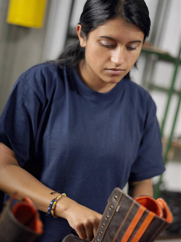 西方人,成年人,头发,一个人,工厂,竖图,室内,正面,鞋子,欧洲,欧洲人,仅一个年轻女性,仅一个女性,仅一个人,捆扎,材料,护腕,皮革,图像,拿着,注视,休闲装,靴子,工人,衣服,黑色,观察,看,职业,概念,工业,摄影,观看,保护,制造,察看,专心,关注,种族,主题,视角,工业建筑,构图,年轻女性,女人,女性,白种人,年轻人,员工,半身,彩图,匠人,劳动者,体力工,时空,官位,官职,职位