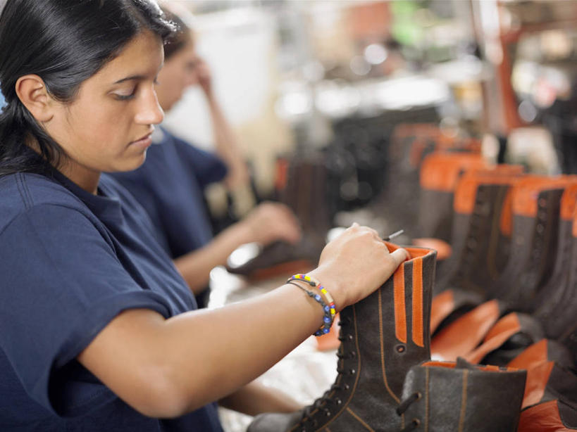 西方人,成年人,头发,一个人,工厂,横图,室内,侧面,鞋子,欧洲,欧洲人,仅一个年轻女性,仅一个女性,仅一个人,捆扎,材料,护腕,皮革,图像,拿着,注视,休闲装,靴子,工人,衣服,黑色,观察,看,职业,概念,工业,摄影,观看,保护,察看,专心,关注,种族,主题,视角,工业建筑,构图,年轻女性,女人,女性,白种人,年轻人,员工,半身,彩图,匠人,劳动者,体力工,时空,官位,官职,职位