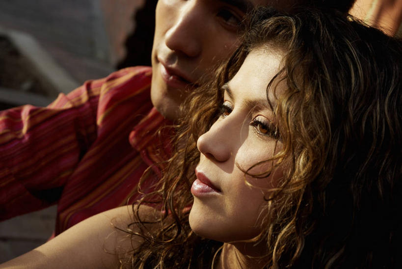 西方人,成年人,脸,头,脸颊,两个人,夫妻,横图,室外,特写,白天,正面,衬衫,爱情,欧洲,欧洲人,连接,条纹,浪漫,图像,休闲装,肩膀,衣服,看,概念,恩爱,恋人,摄影,种族,视角,构图,式样,异性恋,男人,年轻男性,年轻女性,女人,白种人,年轻人,头部,脸部,脸蛋,面部,夫妇,情侣,彩图,爱,时空,伴侣,开领