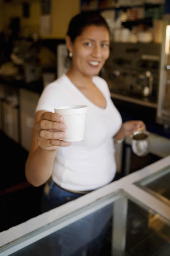 咖啡,西方人,中年人,手,头发,一个人,站,笑,微笑,露齿笑,竖图,室内,正面,快乐,幸福,欧洲,欧洲人,仅一个女性,仅一个人,裤子,工作,食品,咖啡杯,饮品,图像,杯,拿着,牛仔裤,休闲装,饮食,食物,饮料,衣服,黑色,马克杯,仅一个中年女性,概念,服务,人体,摄影,可口,清新,种族,近景,一次性杯子,上菜,主题,肖像,视角,热饮,构图,适口,女人,女性,中年女性,白种人,侍者,上装,彩图,咖啡馆,时空,咖啡师