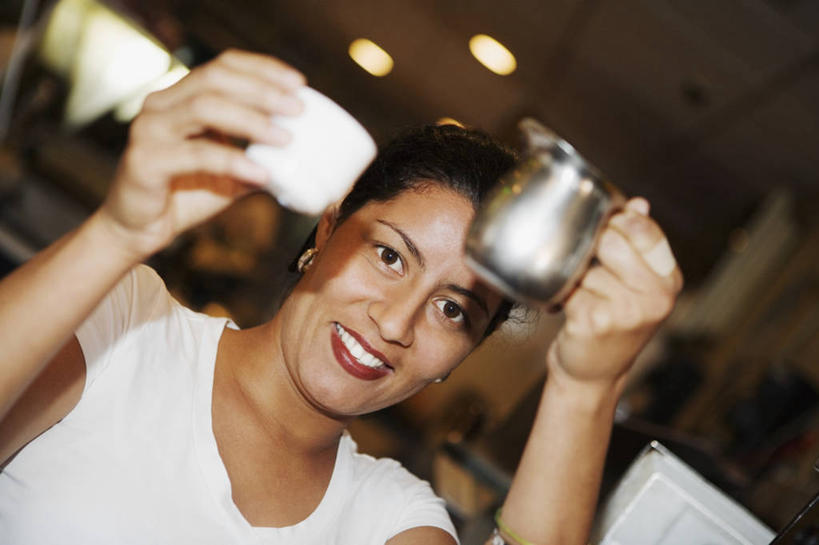 咖啡,西方人,中年人,脸,头,脸颊,头发,一个人,笑,微笑,露齿笑,横图,室内,特写,正面,快乐,幸福,珠宝,欧洲,欧洲人,仅一个女性,仅一个人,准备,工作,食品,咖啡杯,光亮,饮品,图像,杯,拿着,休闲装,饮食,肩膀,食物,饮料,衣服,黑色,马克杯,仅一个中年女性,概念,个性,服务,人体,摄影,电灯,照亮,照明设备,可口,种族,上菜,主题,肖像,视角,热饮,耳饰,构图,适口,女人,女性,中年女性,白种人,头部,脸部,脸蛋,面部,侍者,上装,休闲活动,彩图,咖啡馆,时空,咖啡师,态度